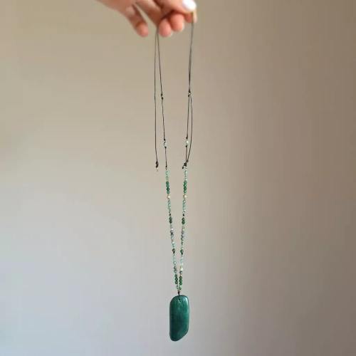 NAW1073 webp Naszyjnik unikat regulowany fuchsyt, jadeit, szmaragd, akwamaryn i hematyt na czarnym sznurku Magneska biżuteria.webp