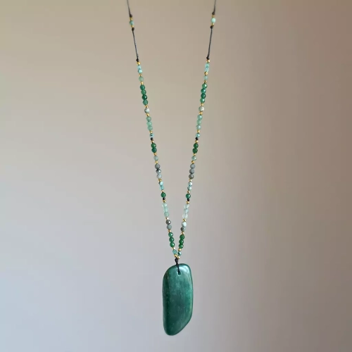 NAW1073 webp Naszyjnik unikat regulowany fuchsyt, jadeit, szmaragd, akwamaryn i hematyt na czarnym sznurku Magneska biżuteria 2.webp