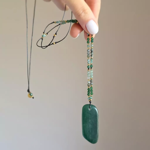 NAW1073 webp Naszyjnik unikat regulowany fuchsyt, jadeit, szmaragd, akwamaryn i hematyt na czarnym sznurku Magneska biżuteria 3.webp