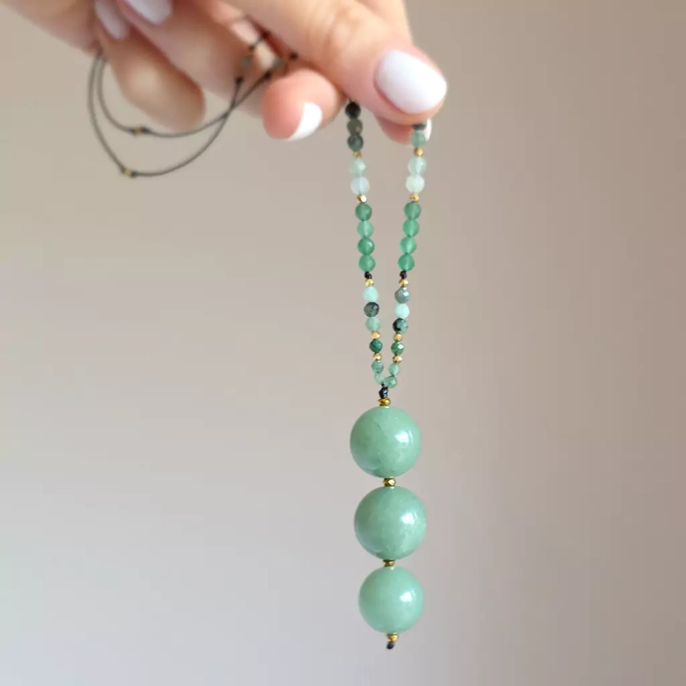 NAW1075 webp Naszyjnik unikat regulowany awenturyn, tsavoryt, jadeit, szmaragd i hematyt na czarnym sznurku 3.webp