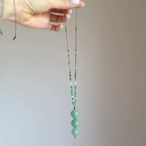 NAW1075 webp Naszyjnik unikat regulowany awenturyn, tsavoryt, jadeit, szmaragd i hematyt na czarnym sznurku.webp