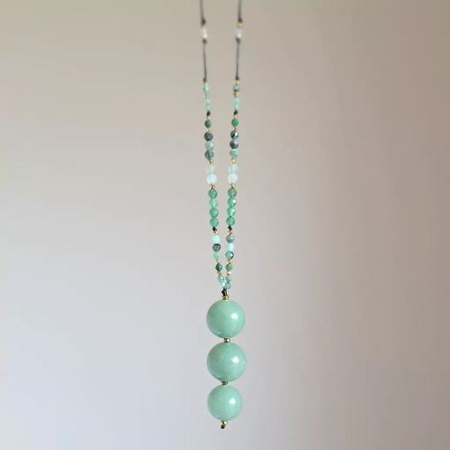 NAW1075 webp Naszyjnik unikat regulowany awenturyn, tsavoryt, jadeit, szmaragd i hematyt na czarnym sznurku 2.webp