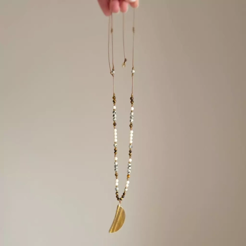 NAW1076 webp Naszyjnik regulowany unikat tygrysie oko, jaspis dalmatyńczyk, kamień rzeczny i hematyt na brązowym sznurku Magneska biżuteria 2.webp