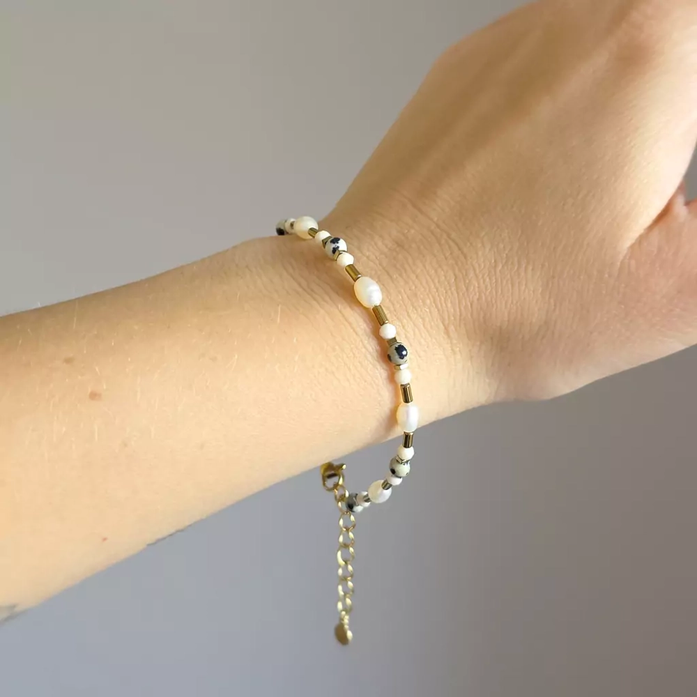 KAM857 webp Bransoletka kamień rzeczny, jaspis dalmatyńczyk, perły i hematyt Magneska biżuteria 5.webp