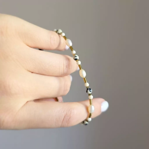 KAM857 webp Bransoletka kamień rzeczny, jaspis dalmatyńczyk, perły i hematyt Magneska biżuteria 3.webp