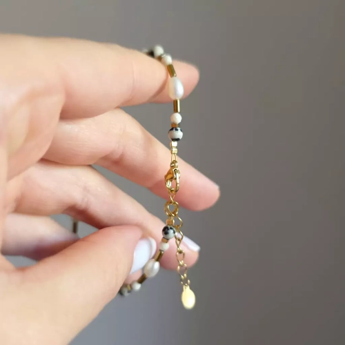 KAM857 webp Bransoletka kamień rzeczny, jaspis dalmatyńczyk, perły i hematyt Magneska biżuteria 4.webp