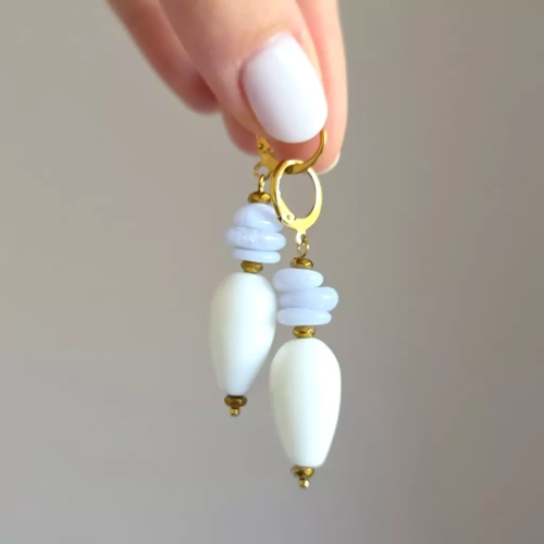 KST796 webp Kolczyki wiszące unikaty niebieski agat, biały agat, hematyt i złota stal chirurgiczna Magneska biżuteria.webp