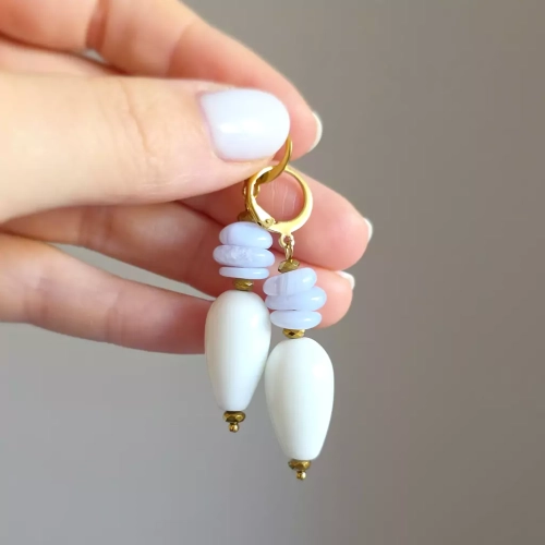 KST796 webp Kolczyki wiszące unikaty niebieski agat, biały agat, hematyt i złota stal chirurgiczna Magneska biżuteria 2.webp