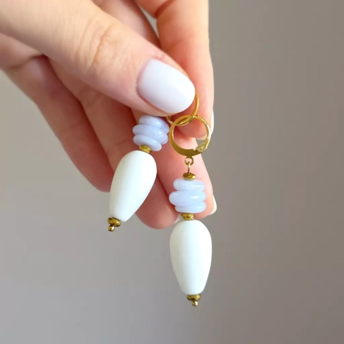 KST796 webp Kolczyki wiszące unikaty niebieski agat, biały agat, hematyt i złota stal chirurgiczna Magneska biżuteria 3.webp