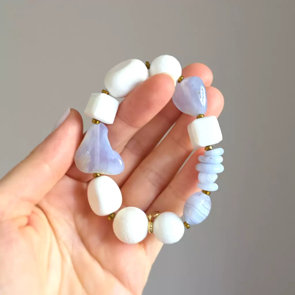 KAM861 webp Bohemian bransoletka unikat niebieski agat, biały agat, biały koral, biały jadeit i hematyt Magneska biżuteria.webp