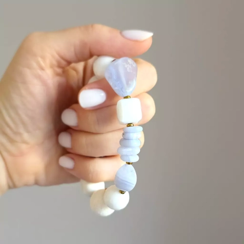 KAM861 webp Bohemian bransoletka unikat niebieski agat, biały agat, biały koral, biały jadeit i hematyt Magneska biżuteria 2.webp