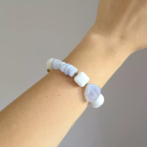 KAM861 webp Bohemian bransoletka unikat niebieski agat, biały agat, biały koral, biały jadeit i hematyt Magneska biżuteria 5.webp