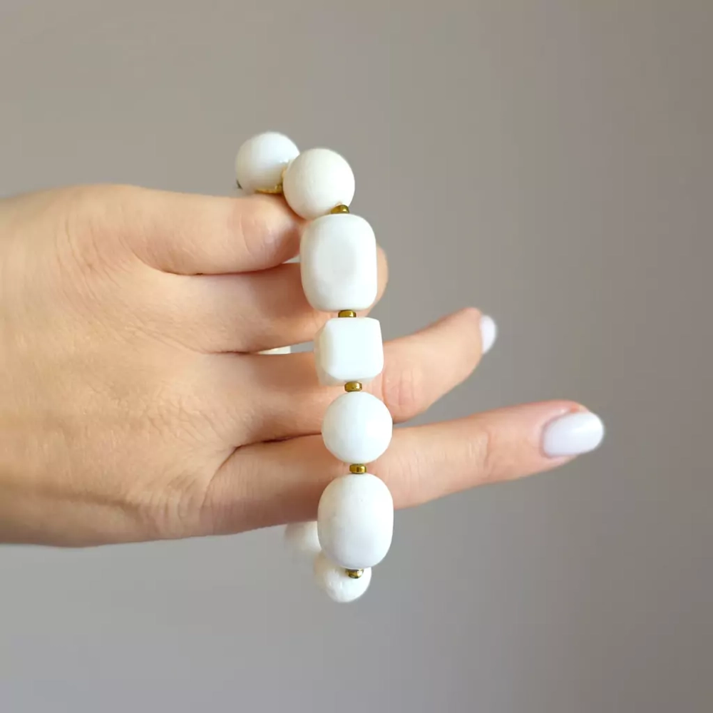 KAM862 webp Bohemian bransoletka unikat biały agat, biały koral, biały jadeit i hematyt Magneska biżuteria 2.webp