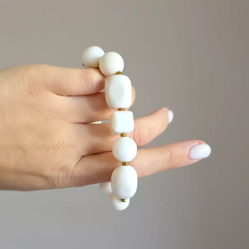 KAM862 webp Bohemian bransoletka unikat biały agat, biały koral, biały jadeit i hematyt Magneska biżuteria 2.webp