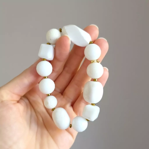 KAM862 webp Bohemian bransoletka unikat biały agat, biały koral, biały jadeit i hematyt Magneska biżuteria 5.webp