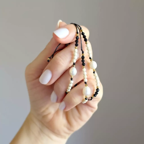 SZN1105 webp Bransoletka perła, kamień rzeczny, czarny turmalin i hematyt na czarnym sznurku  Magneska biżuteria 4.webp