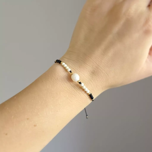 SZN1105 webp Bransoletka perła, kamień rzeczny, czarny turmalin i hematyt na czarnym sznurku  Magneska biżuteria 5.webp