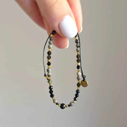 FULLNESS031 webp Bransoletka obsydian złoty, agat brązowy, czarny turmalin i hematyt na czarnym sznurku Fullness of power Magneska biżuteria 2.webp