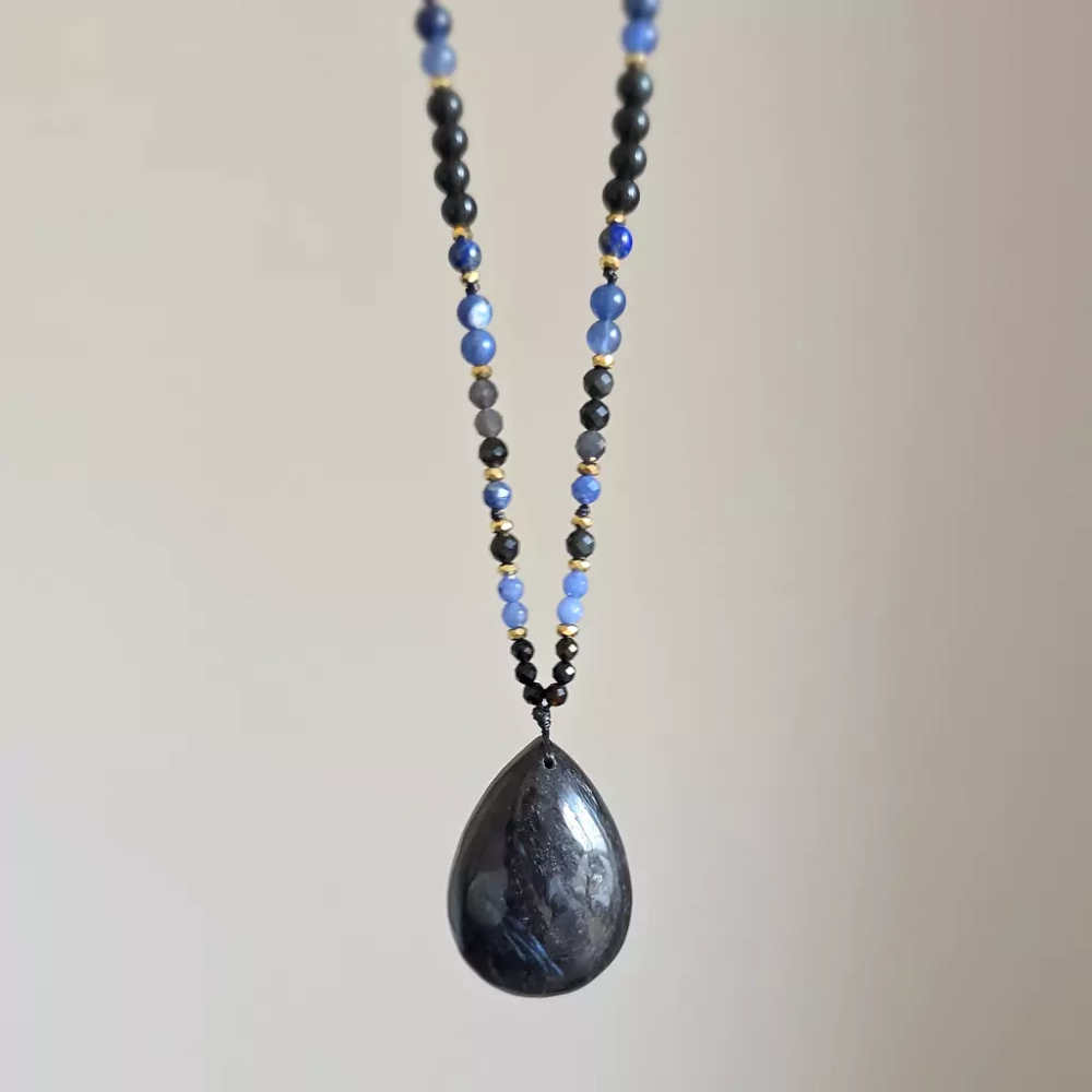 NAW1086 webp Naszyjnik regulowany arfvedsonit, czarny agat, agat niebieski, sodalit, lapis lazuli, obsydian tęczowy i hematyt Magneska  2.webp