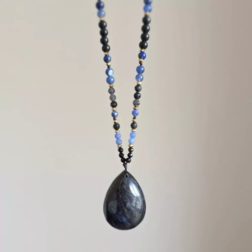 NAW1086 webp Naszyjnik regulowany arfvedsonit, czarny agat, agat niebieski, sodalit, lapis lazuli, obsydian tęczowy i hematyt Magneska  2.webp