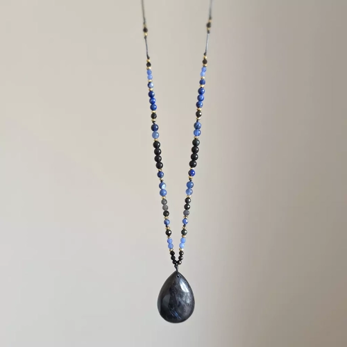 NAW1086 webp Naszyjnik regulowany arfvedsonit, czarny agat, agat niebieski, sodalit, lapis lazuli, obsydian tęczowy i hematyt Magneska  3.webp