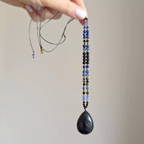 NAW1086 webp Naszyjnik regulowany arfvedsonit, czarny agat, agat niebieski, sodalit, lapis lazuli, obsydian tęczowy i hematyt Magneska.webp