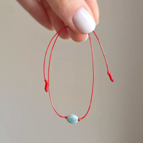 WishYou139 webp WishYouLuck larimar pastylka bransoletka szczęścia na czerwonym sznurku Magneska biżuteria 5.webp