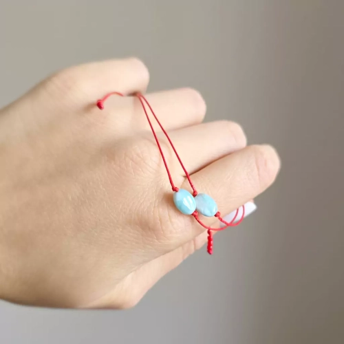 WishYou139 webp WishYouLuck larimar pastylka bransoletka szczęścia na czerwonym sznurku Magneska biżuteria 2.webp