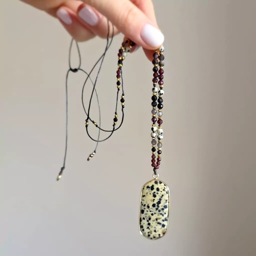 NAW1087 webp Naszyjnik regulowany jaspis dalmatyńczyk, granat, czarny turmalin, obsydian złoty i hematyt Magneska biżuteria 3.webp