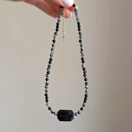 NAW1090 webp Naszyjnik choker czarny turmalin, obsydian śnieżny, czarny agat, larvikit i hematyt Magneska biżuteria Zielona Góra 3.webp