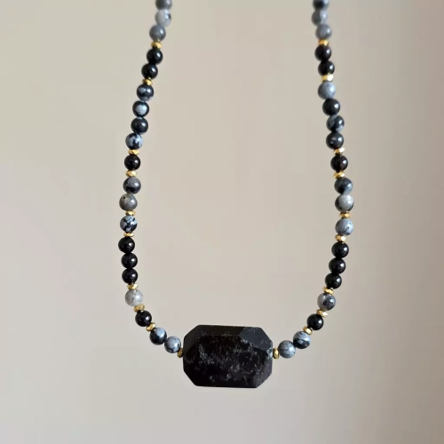 NAW1090 webp Naszyjnik choker czarny turmalin, obsydian śnieżny, czarny agat, larvikit i hematyt Magneska biżuteria Zielona Góra 4.webp