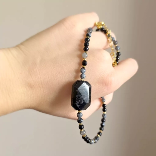 NAW1090 webp Naszyjnik choker czarny turmalin, obsydian śnieżny, czarny agat, larvikit i hematyt Magneska biżuteria Zielona Góra 6.webp