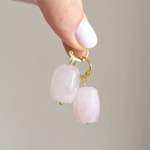 KST797 webp Kolczyki wiszące kwarc różowy baryłki złota stal chirurgiczna Magneska biżuteria Zielona Góra.webp