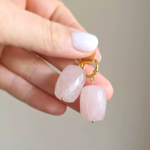 KST797 webp Kolczyki wiszące kwarc różowy baryłki złota stal chirurgiczna Magneska biżuteria Zielona Góra 2.webp