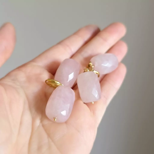 KST797 webp Kolczyki wiszące kwarc różowy baryłki złota stal chirurgiczna Magneska biżuteria Zielona Góra 3.webp