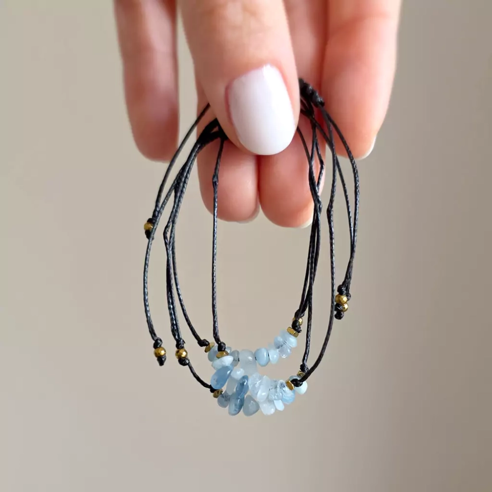 SoNat015 webp So Nature! Bransoletka akwamaryn bryłki na czarnym sznurku Magneska.webp