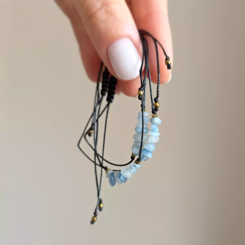 SoNat015 webp So Nature! Bransoletka akwamaryn bryłki na czarnym sznurku Magneska 4.webp