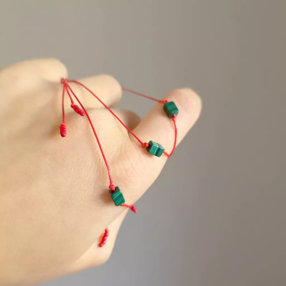 WishYou141 webp WishYouLuck malachit kosteczka bransoletka szczęścia na czerwonym sznurku Magneska biżuteria 3.webp