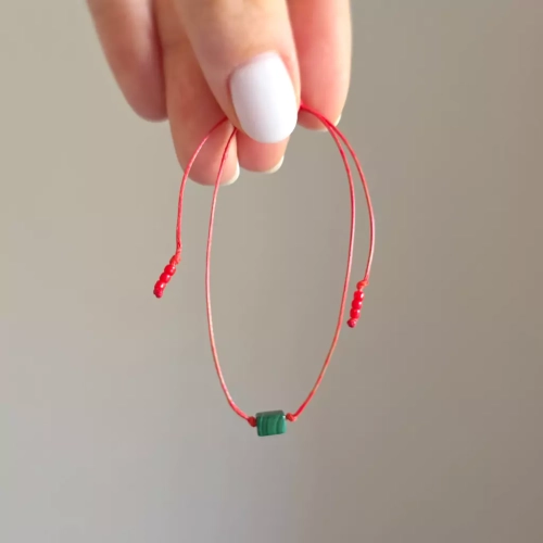 WishYou141 webp WishYouLuck malachit kosteczka bransoletka szczęścia na czerwonym sznurku Magneska biżuteria 4.webp