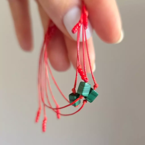 WishYou141 webp WishYouLuck malachit kosteczka bransoletka szczęścia na czerwonym sznurku Magneska biżuteria 5.webp