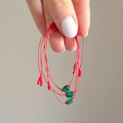 WishYou141 webp WishYouLuck malachit kosteczka bransoletka szczęścia na czerwonym sznurku Magneska biżuteria.webp