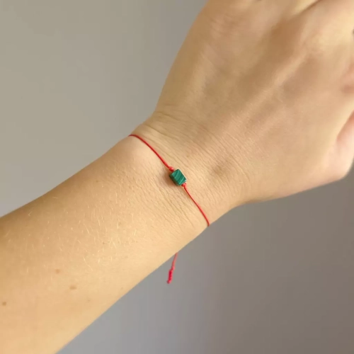 WishYou141 webp WishYouLuck malachit kosteczka bransoletka szczęścia na czerwonym sznurku Magneska biżuteria 2.webp