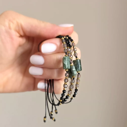 SZn1109 WEBP Bransoletka serafinit, kwarc dymny, czarny turmalin i hematyt na czarnym sznurku Magneska biżuteria Zielona Góra 4.webp