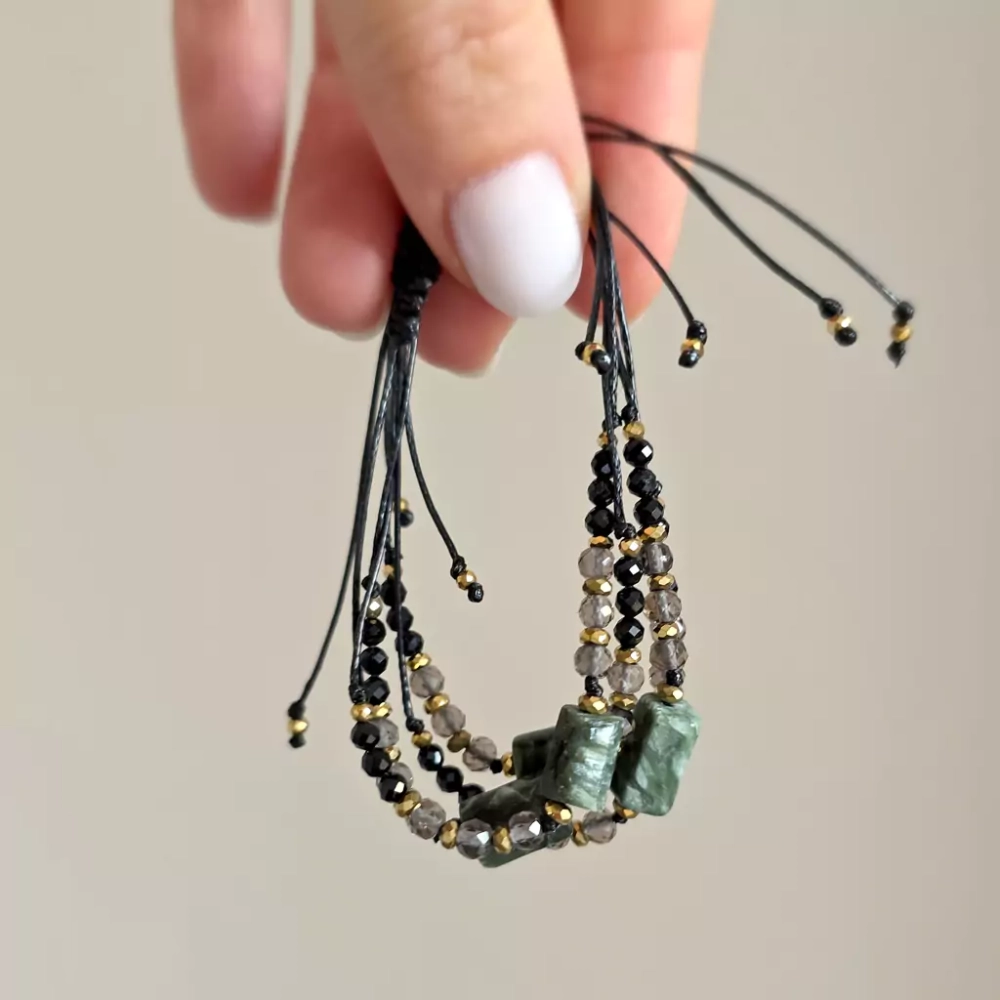 SZn1109 WEBP Bransoletka serafinit, kwarc dymny, czarny turmalin i hematyt na czarnym sznurku Magneska biżuteria Zielona Góra.webp