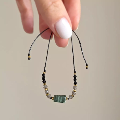 SZn1109 WEBP Bransoletka serafinit, kwarc dymny, czarny turmalin i hematyt na czarnym sznurku Magneska biżuteria Zielona Góra 3.webp