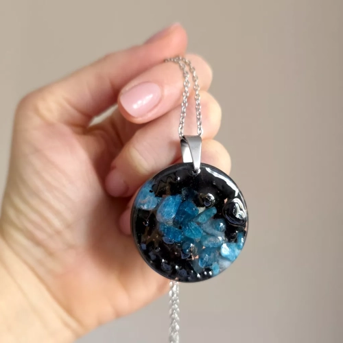 NAW1100 webp Naszyjnik unikat apatyt niebieski i czarny turmalin na łańcuszku stal chirurgiczna Sparkles unique Magneska biżuteria zielona góra 3.webp