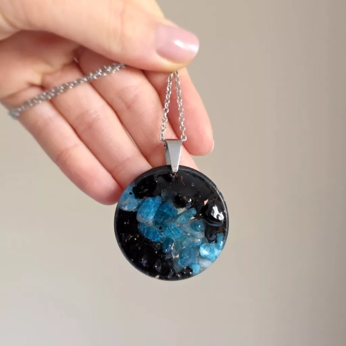 NAW1100 webp Naszyjnik unikat apatyt niebieski i czarny turmalin na łańcuszku stal chirurgiczna Sparkles unique Magneska biżuteria zielona góra 4.webp