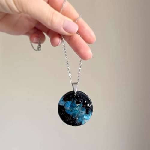 NAW1100 webp Naszyjnik unikat apatyt niebieski i czarny turmalin na łańcuszku stal chirurgiczna Sparkles unique Magneska biżuteria zielona góra.webp