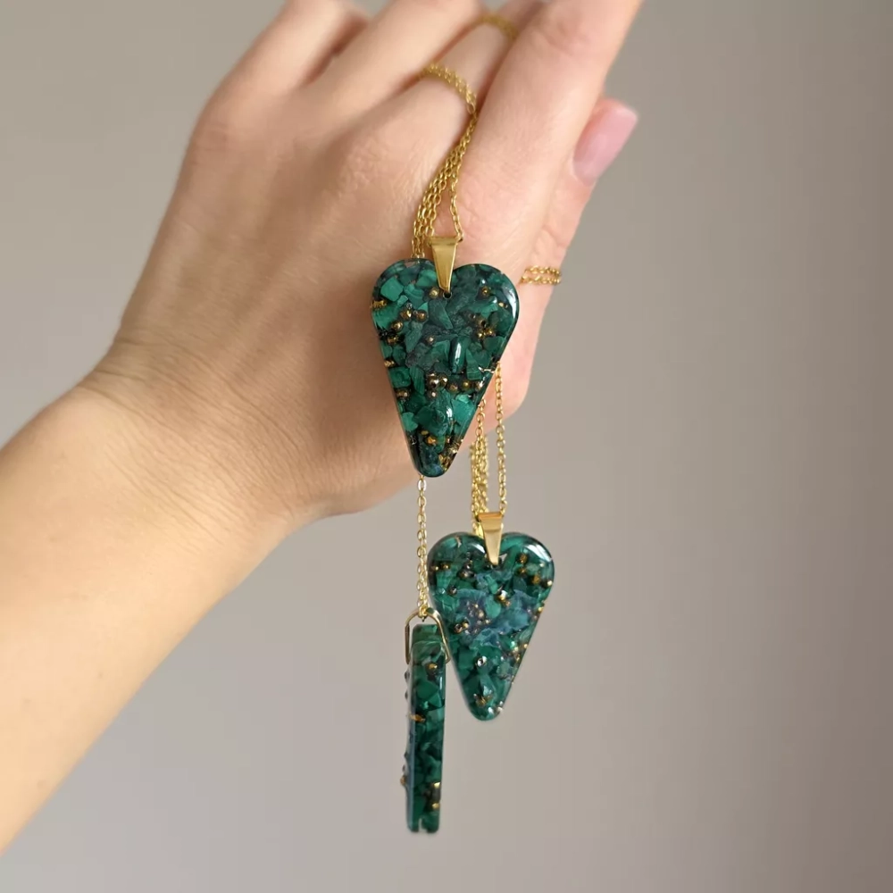 NAW1101 webp Naszyjnik malachit i hematyt serce na złotym łańcuszku stal chirurgiczna Sparkles unique Magneska biżuteria Zielona Góra 5.webp