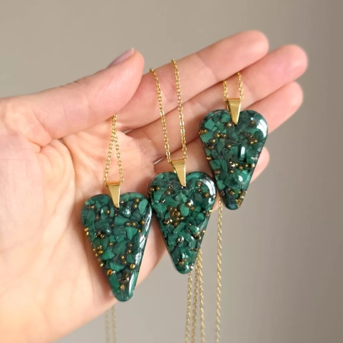 NAW1101 webp Naszyjnik malachit i hematyt serce na złotym łańcuszku stal chirurgiczna Sparkles unique Magneska biżuteria Zielona Góra 6.webp